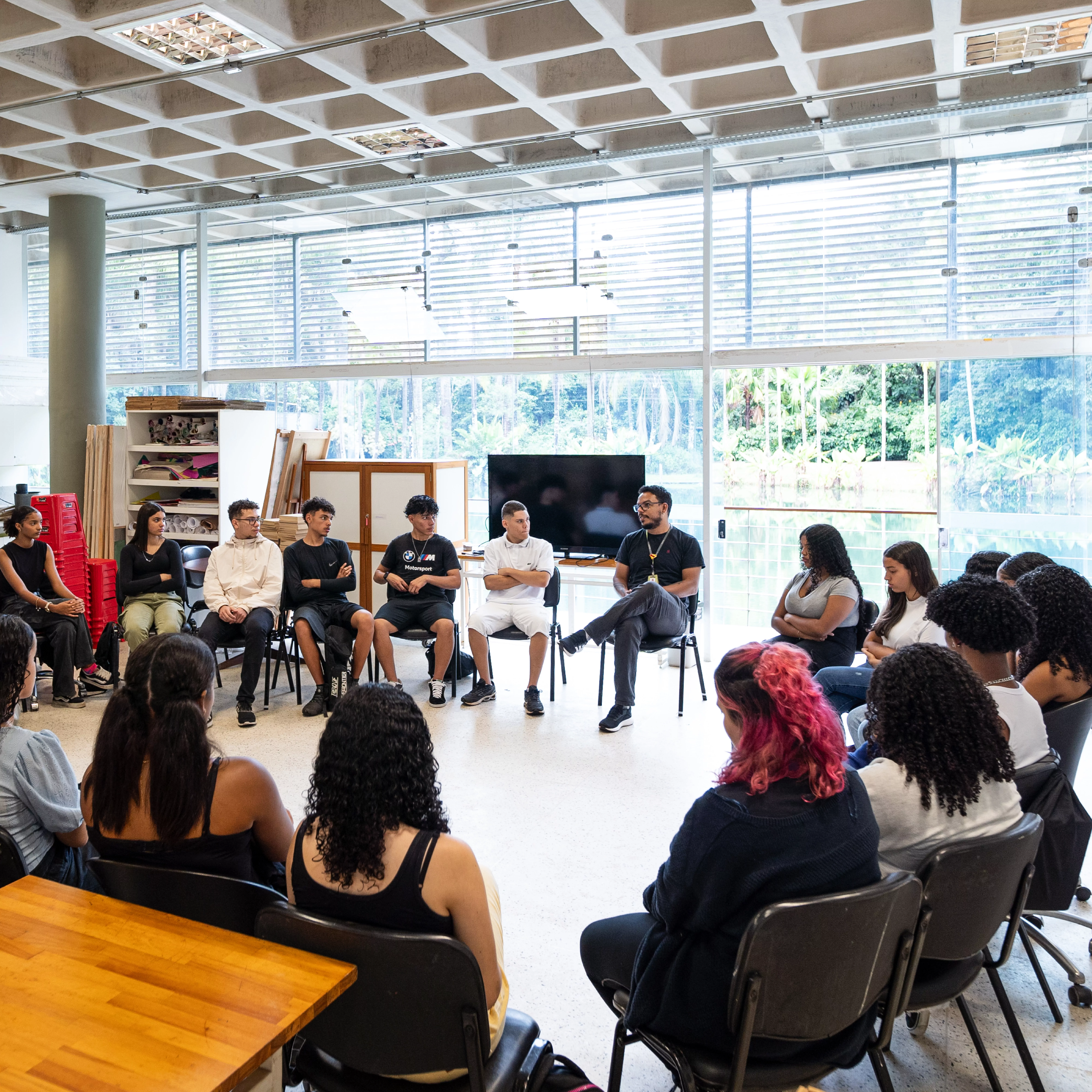 Roundtable discussion encourages reflection and the sharing of strategies for the mobilization of the territory. Photo: Brendon Campos