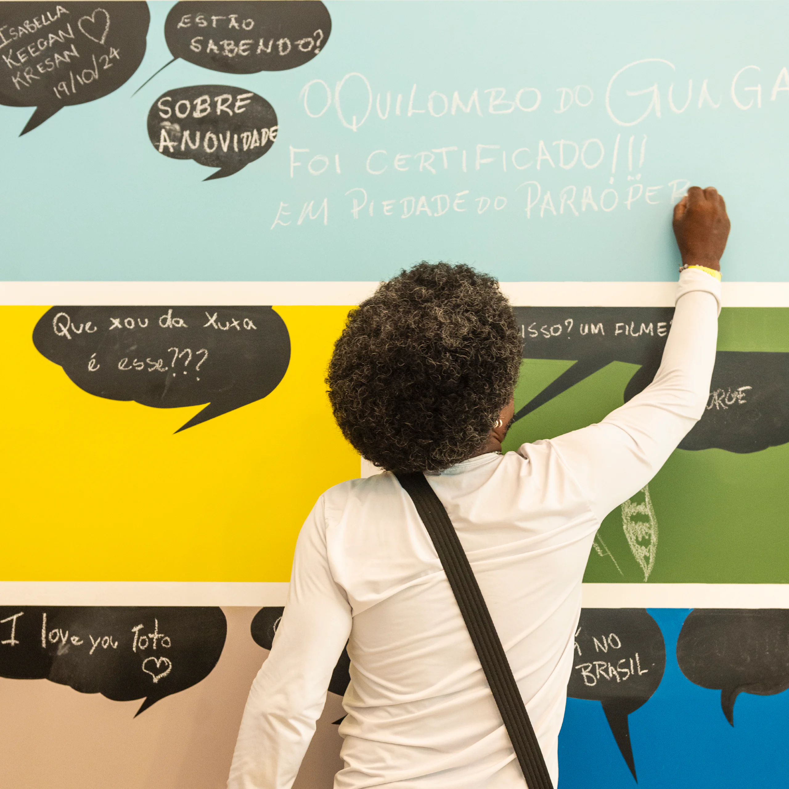 O Ateliê Circulante convida para atividades em diferentes pontos do Inhotim, experimentando a arte e natureza. Foto: Daniela Paoliello