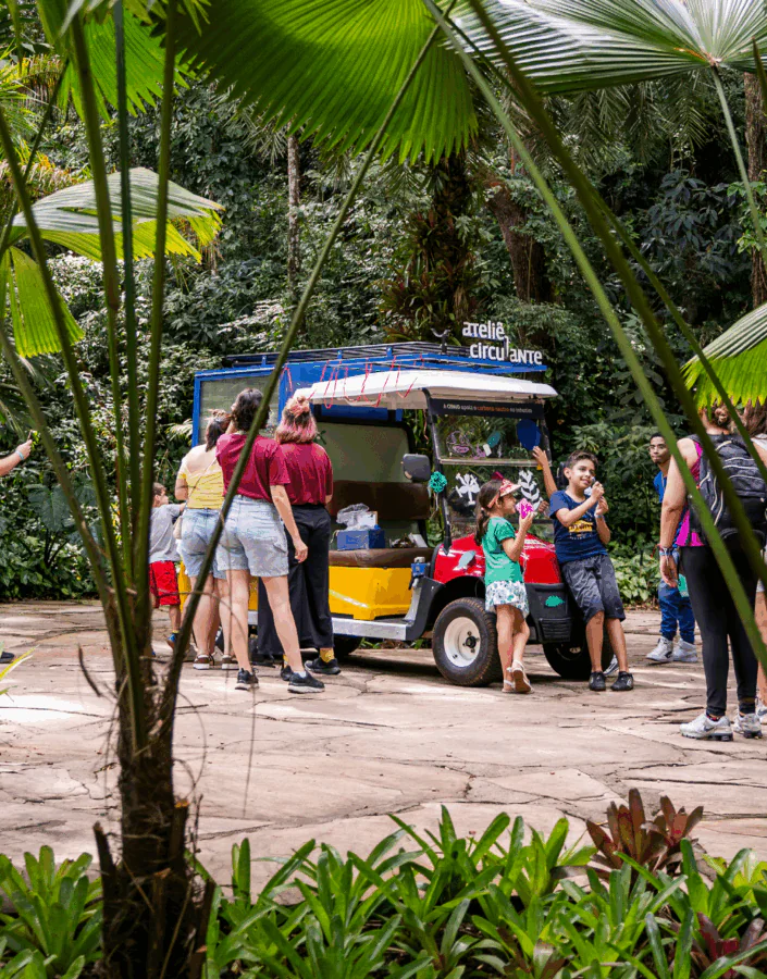 The Traveling Workshop invites you to experience art and nature through activities held throughout Inhotim. Photo: Brendon Campos