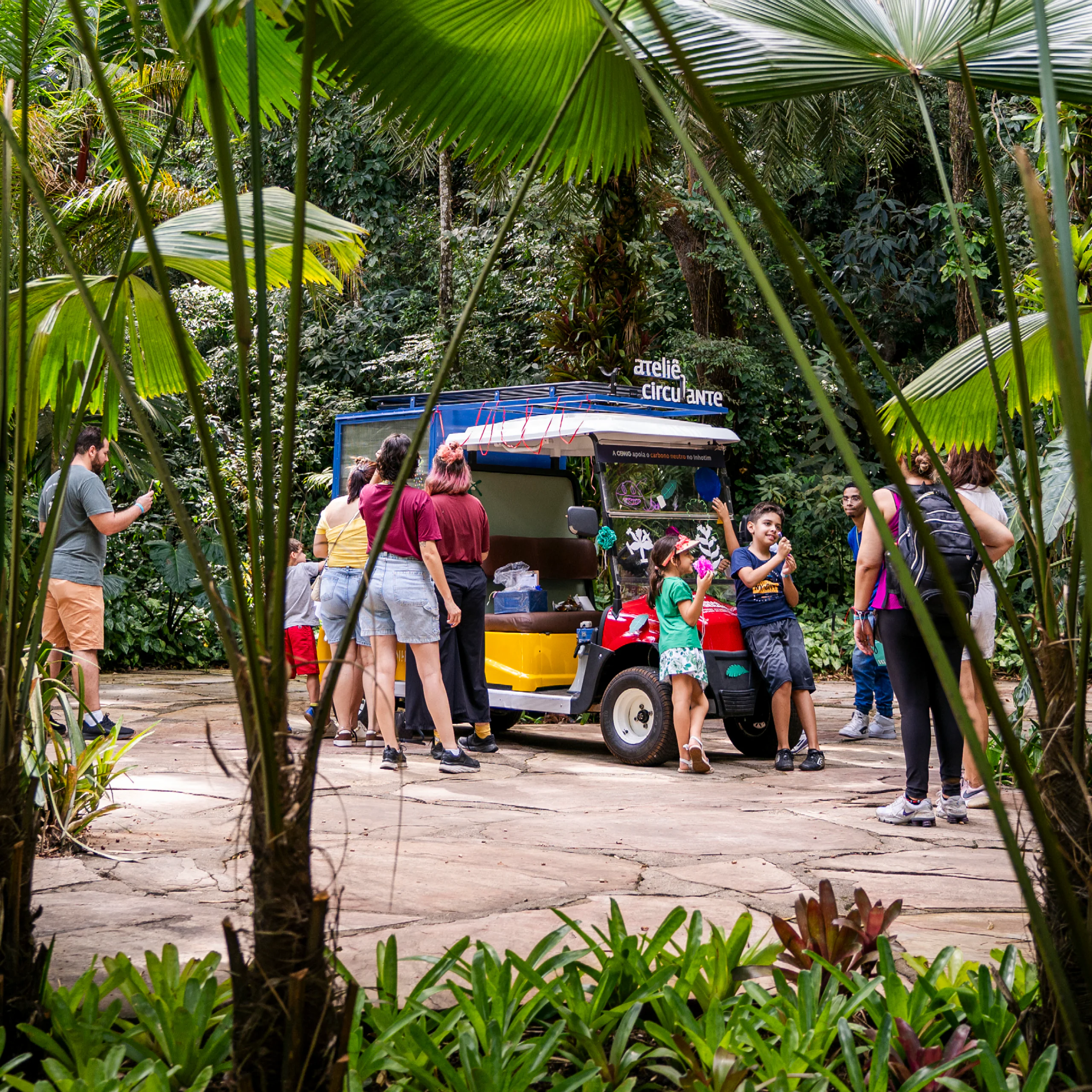 The Traveling Workshop invites you to experience art and nature through activities held throughout Inhotim. Photo: Brendon Campos
