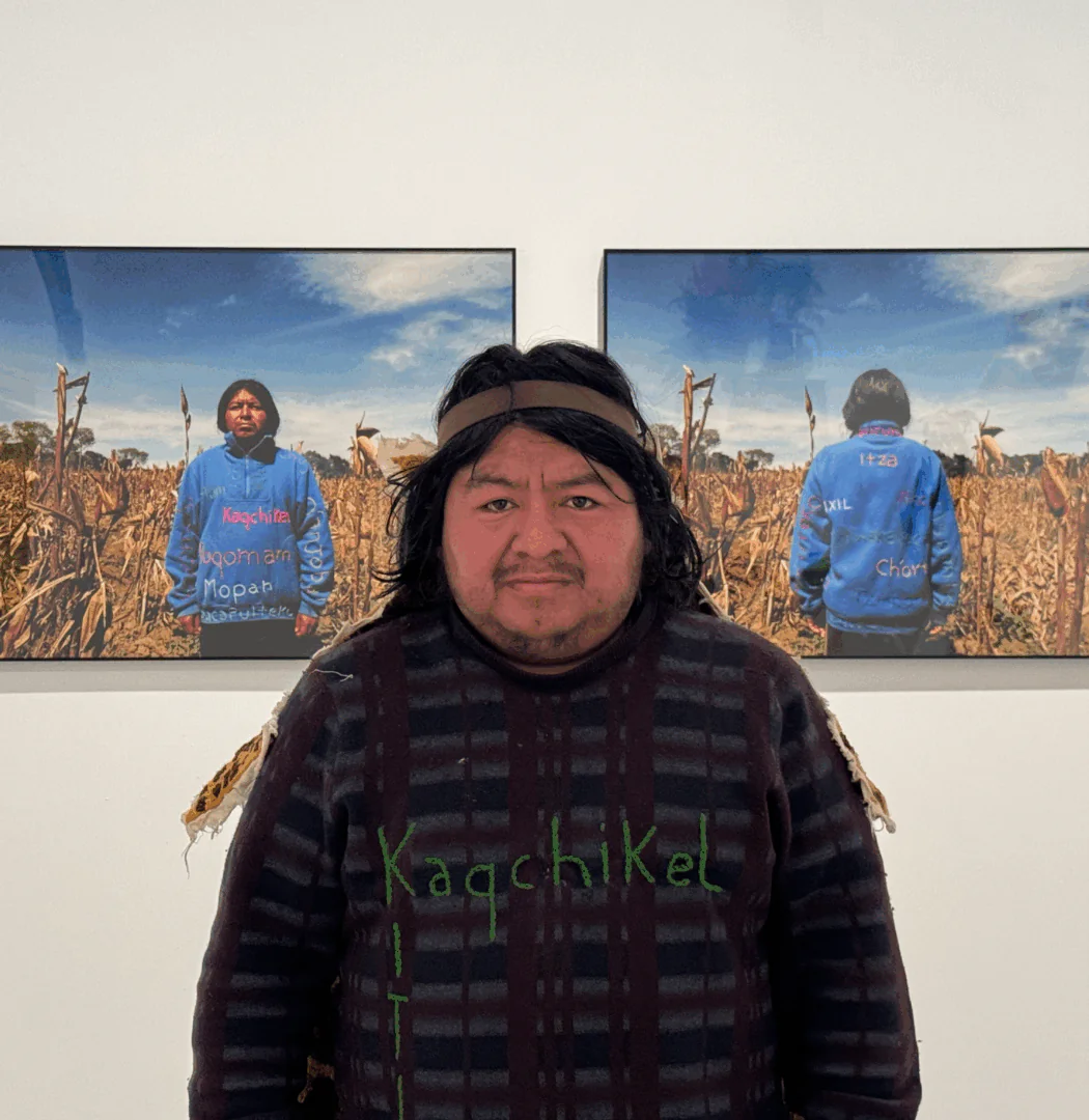 A exposição de Edgar Calel, reconhecido por entrelaçar arte contemporânea e cosmovisão kaqchikel-maia, evidencia o caráter comunitário, espiritual e político da produção do artista. Foto: Acervo Pessoal do Artista