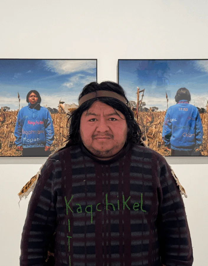 A exposição de Edgar Calel, reconhecido por entrelaçar arte contemporânea e cosmovisão kaqchikel-maia, evidencia o caráter comunitário, espiritual e político da produção do artista. Foto: Acervo Pessoal do Artista