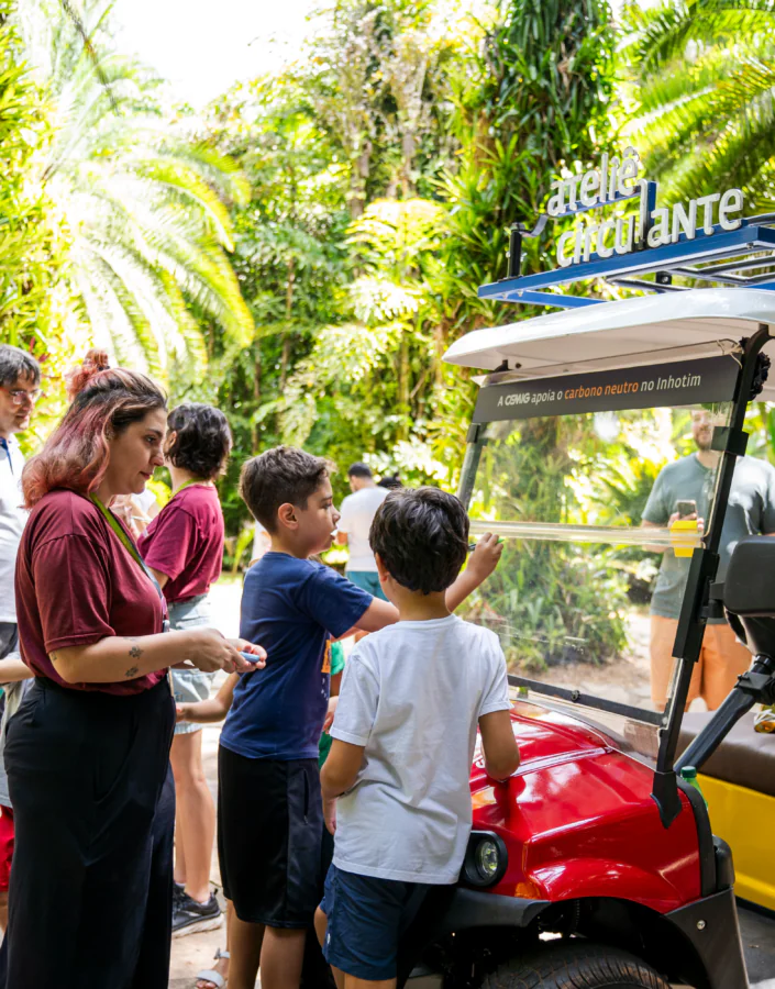 O Ateliê Circulante convida para atividades em diferentes pontos do Inhotim, experimentando a arte e natureza. Foto: Brendon Campos