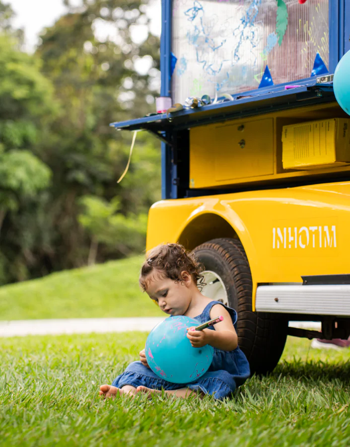O Ateliê Circulante convida para atividades em diferentes pontos do Inhotim, experimentando a arte e natureza. Foto: Brendon Campos