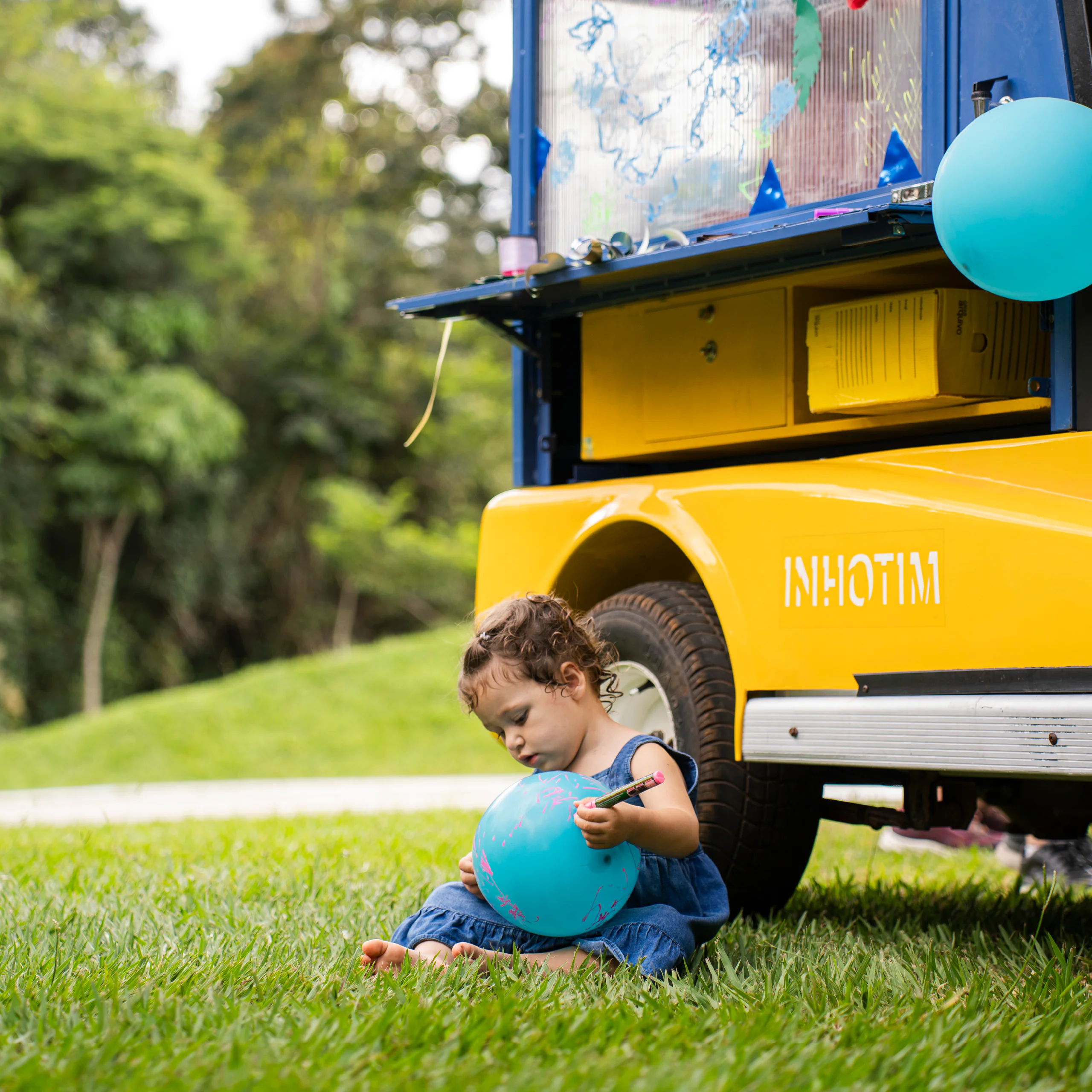 O Ateliê Circulante convida para atividades em diferentes pontos do Inhotim, experimentando a arte e natureza. Foto: Brendon Campos
