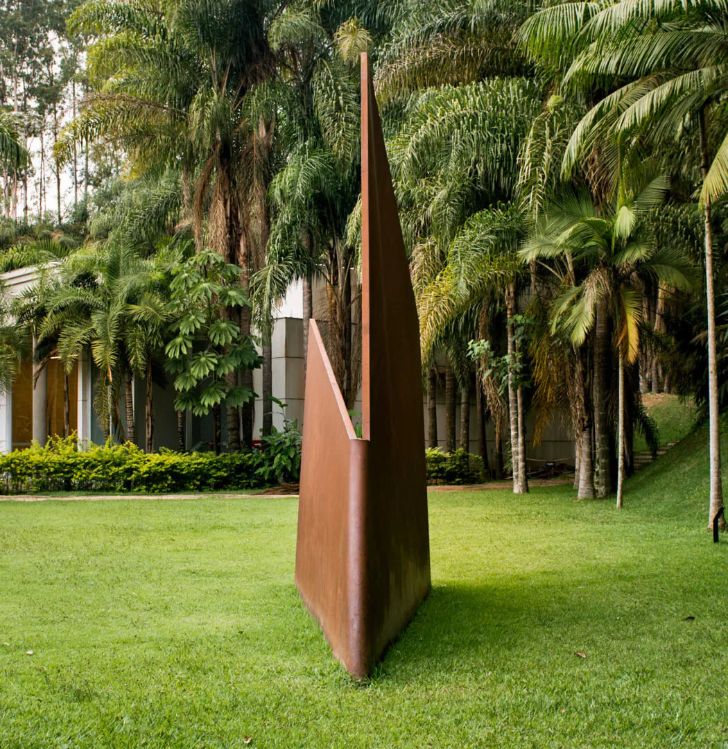 O Ateliê Circulante convida para atividades em diferentes pontos do Inhotim, experimentando arte e natureza. Foto: Brendon Campos