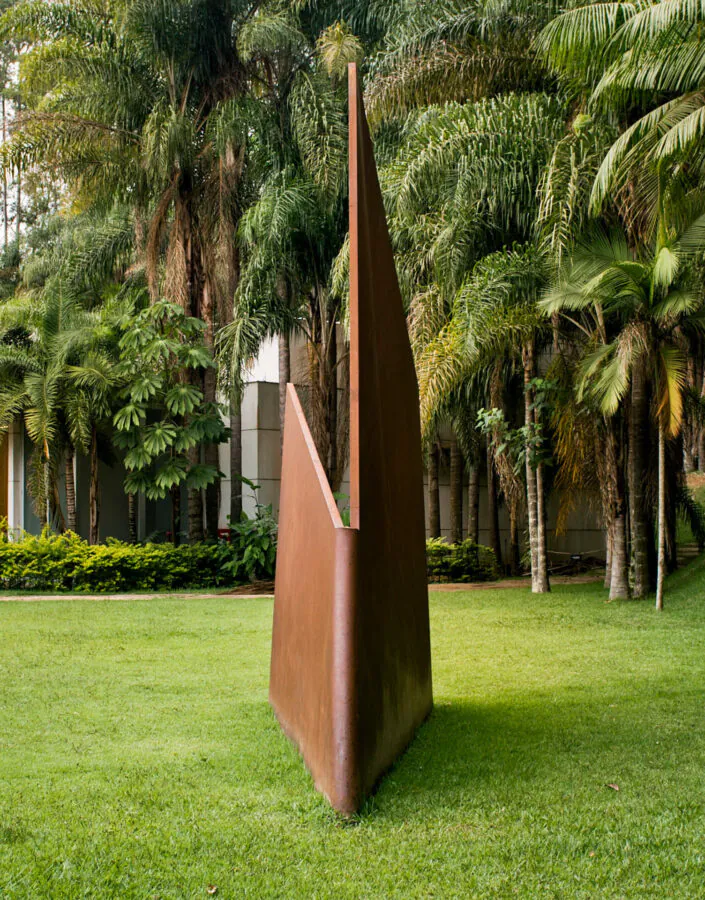 O Ateliê Circulante convida para atividades em diferentes pontos do Inhotim, experimentando arte e natureza. Foto: Brendon Campos