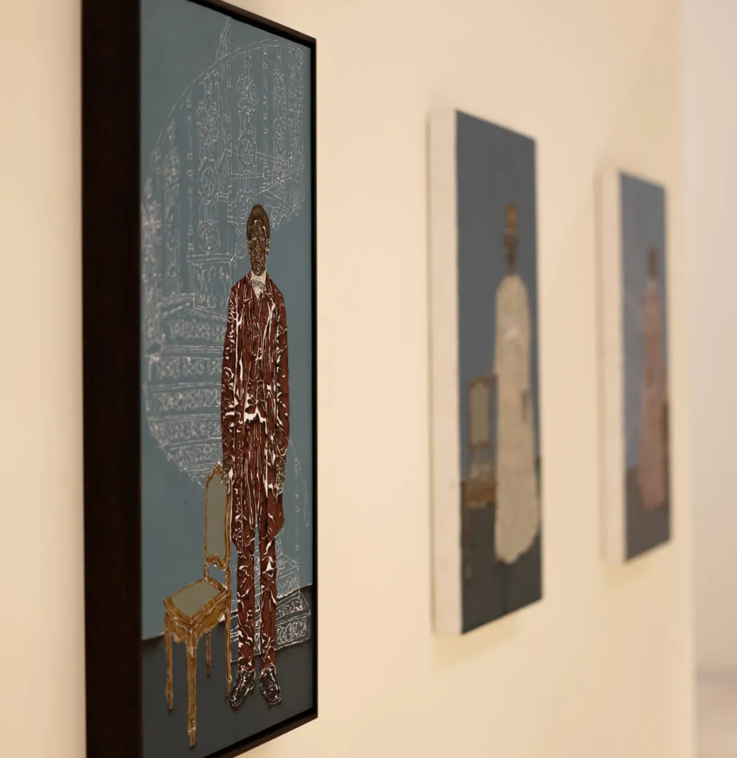 A exposição de Dalton Paula reúne obras de diferentes períodos de sua trajetória, articulando pintura, instalação e objeto em torno de temas como memória, espiritualidade e identidade negra. 