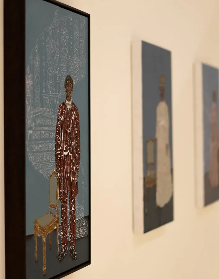A exposição de Dalton Paula reúne obras de diferentes períodos de sua trajetória, articulando pintura, instalação e objeto em torno de temas como memória, espiritualidade e identidade negra. 