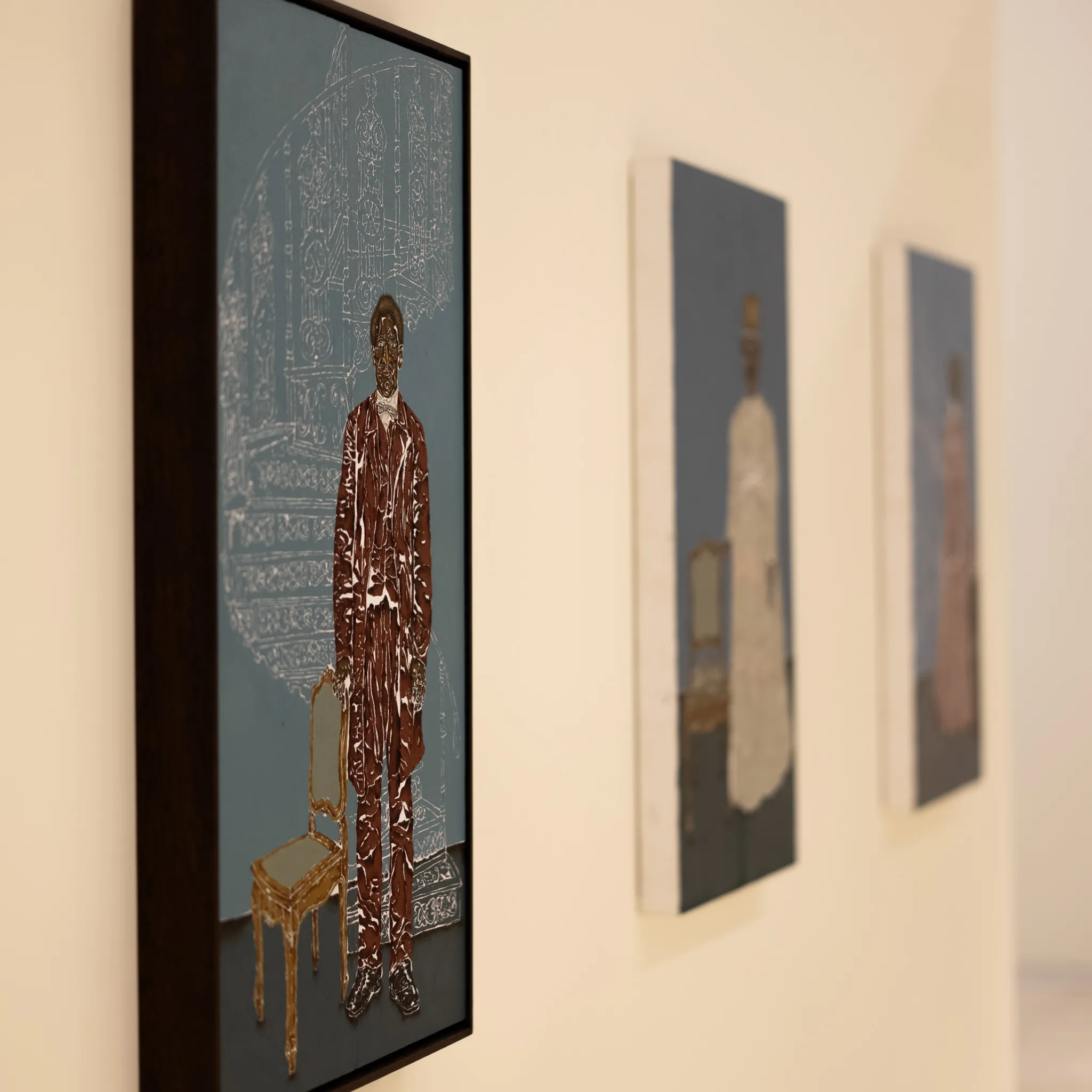 A exposição de Dalton Paula reúne obras de diferentes períodos de sua trajetória, articulando pintura, instalação e objeto em torno de temas como memória, espiritualidade e identidade negra. 