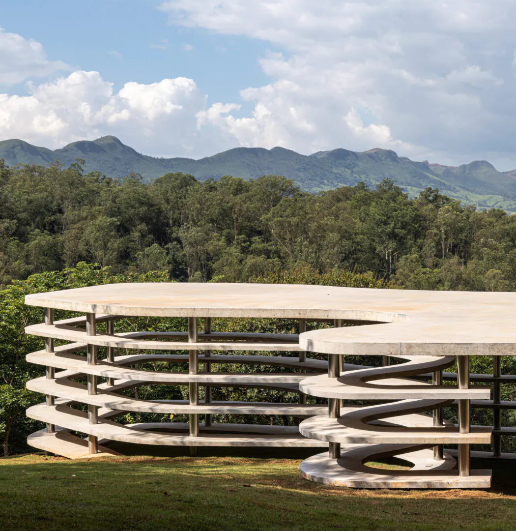 A obra Contraplano (2026), de Lais Myrrha, estabelece um diálogo direto com a paisagem ao tensionar relações entre visível e invisível, presença e ausência, convidando o público a reconsiderar seu ponto de vista. 