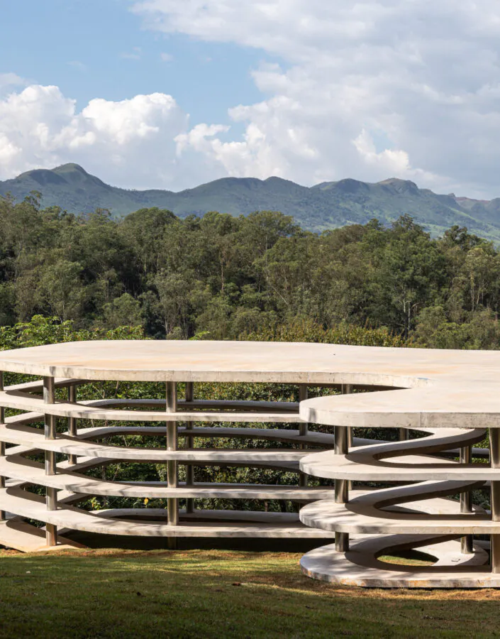 A obra Contraplano (2026), de Lais Myrrha, estabelece um diálogo direto com a paisagem ao tensionar relações entre visível e invisível, presença e ausência, convidando o público a reconsiderar seu ponto de vista. 