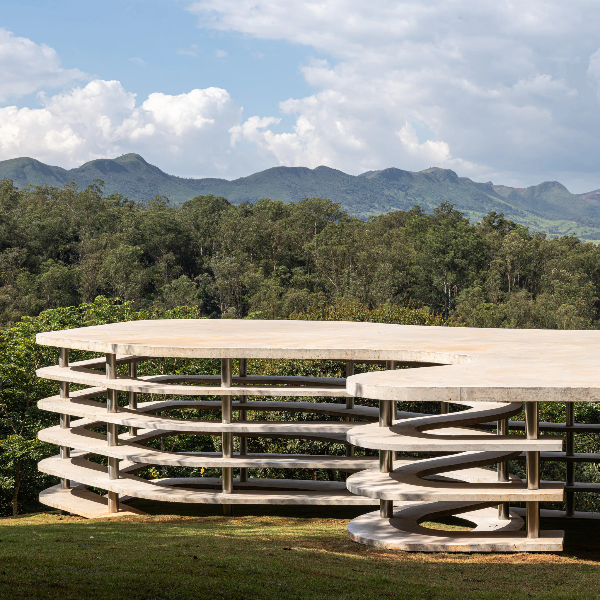 A obra Contraplano (2026), de Lais Myrrha, estabelece um diálogo direto com a paisagem ao tensionar relações entre visível e invisível, presença e ausência, convidando o público a reconsiderar seu ponto de vista. 