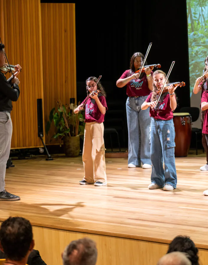 Legenda da foto: Escola de Música Inhotim publica Convocatória para seleção de crianças e jovens para Ensino Coletivo de Cordas. Foto: Daniela Paoliello.