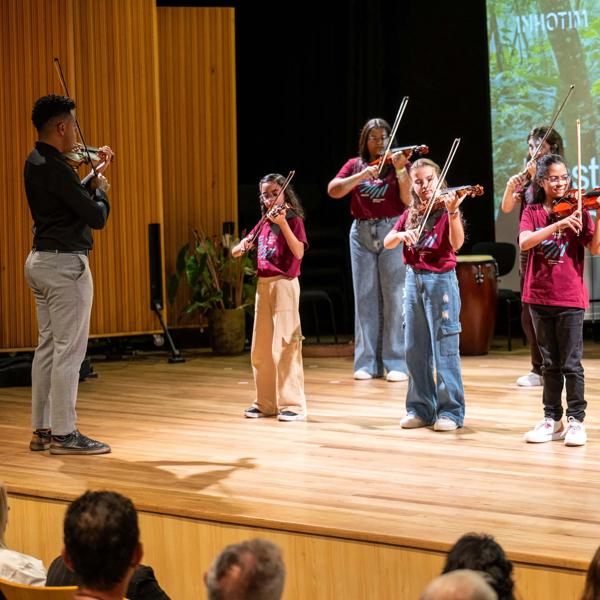 Legenda da foto: Escola de Música Inhotim publica Convocatória para seleção de crianças e jovens para Ensino Coletivo de Cordas. Foto: Daniela Paoliello.