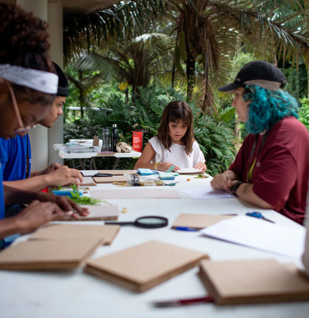 O Ateliê Circulante transforma diferentes espaços do Inhotim em ambientes de criação e experimentação. Foto: Giselle Dietze.