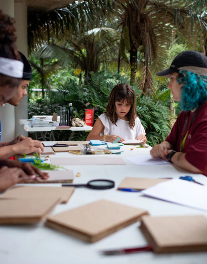 O Ateliê Circulante transforma diferentes espaços do Inhotim em ambientes de criação e experimentação. Foto: Giselle Dietze.