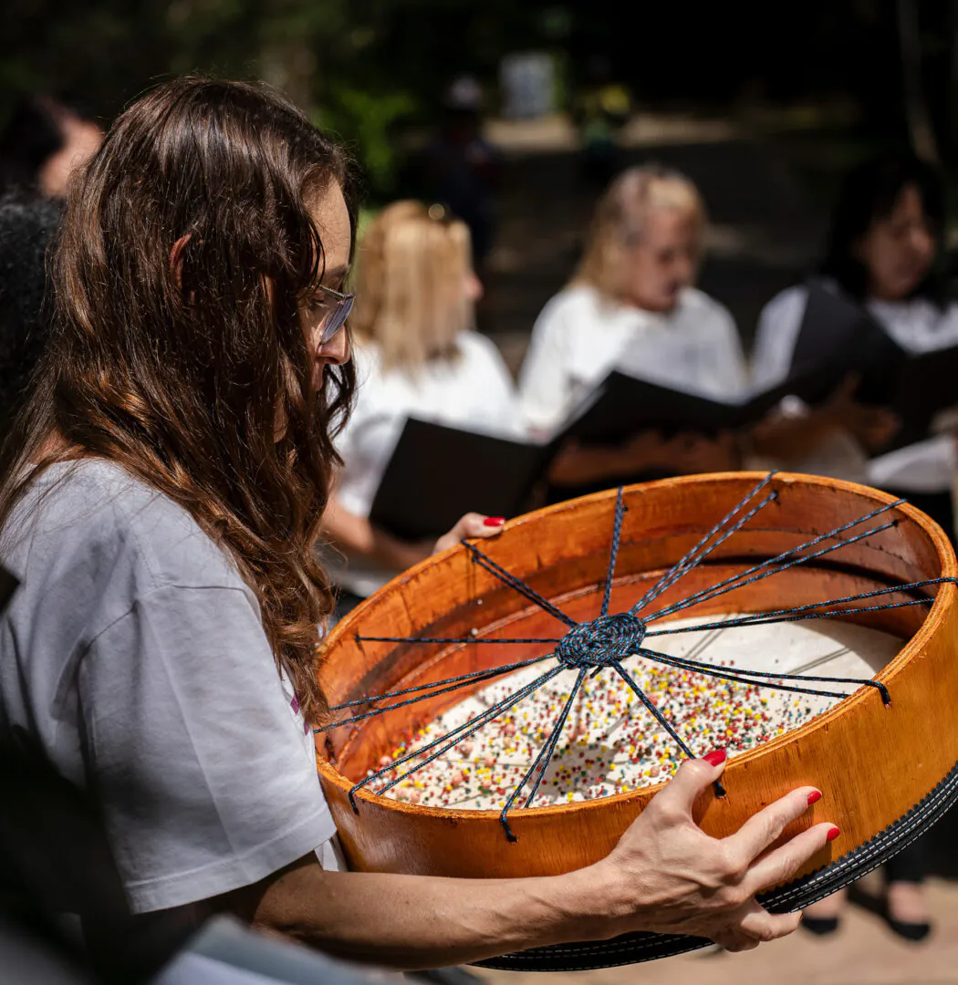O Coro Adulto Inhotim apresenta canções populares brasileiras em arranjos exclusivos para o grupo vocal. Foto: Brendon Campos.