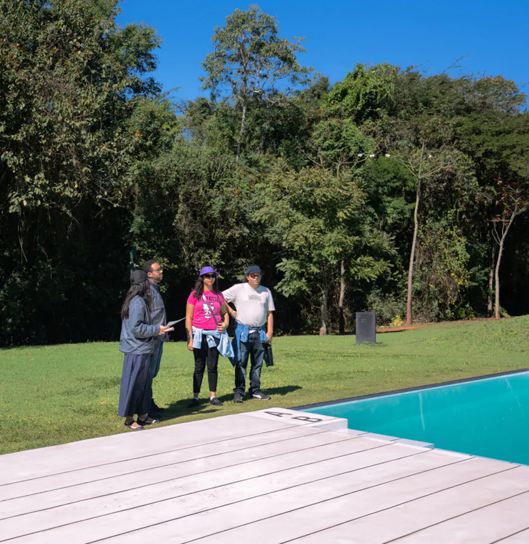 As Conversas sobre o Acervo convidam o público a descobrir novas histórias e perspectivas sobre as obras e jardins do Inhotim. Foto: Marcela Christo