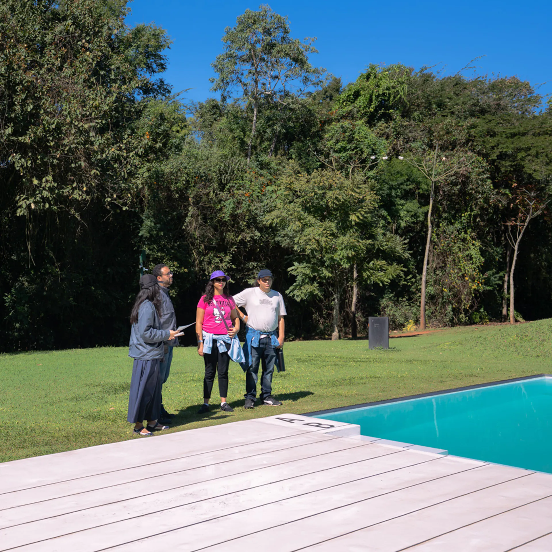 As Conversas sobre o Acervo convidam o público a descobrir novas histórias e perspectivas sobre as obras e jardins do Inhotim. Foto: Marcela Christo